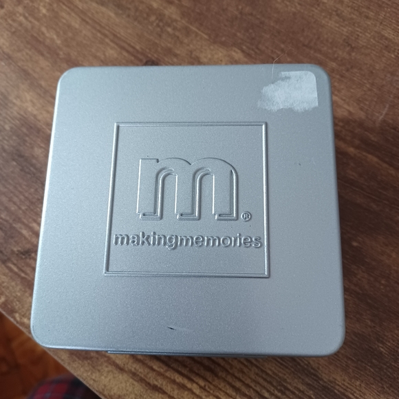 Making Memories embossing set - Picture 3 of 3